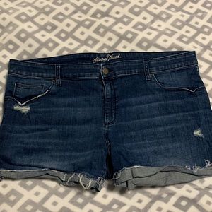Universal Thread blue jean shorts. Great condition. Size 20W